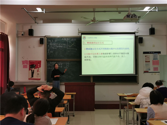 1638761743177978.jpg 胡秋冬老师讲课.jpg